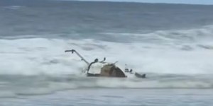Queda de helicóptero turístico em alto mar deixa três mortos