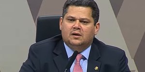 Após subir em palanque do PT, Alcolumbre exalta partido de Bolsonaro
