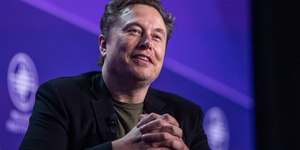 Boicote à Tesla faz fortuna de Musk despencar mais de R$ 100 bi