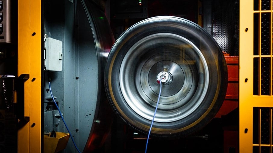 Máquina de testes de pneus da Pirelli aguenta velocidades de até 500 km/h