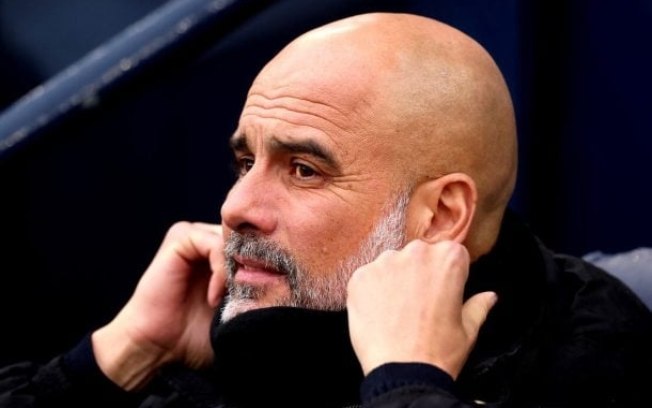 Pep Guardiola, técnico do Manchester City, entra em campo pressionado no clássico com o Liverpool, neste domingo (23), pelo Campeonato Inglês