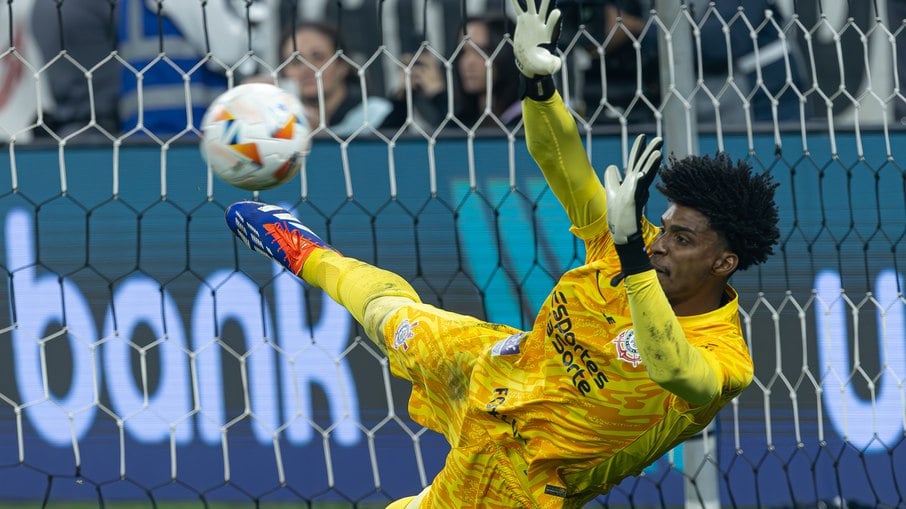 Hugo Souza vem se destacando pelo Corinthians