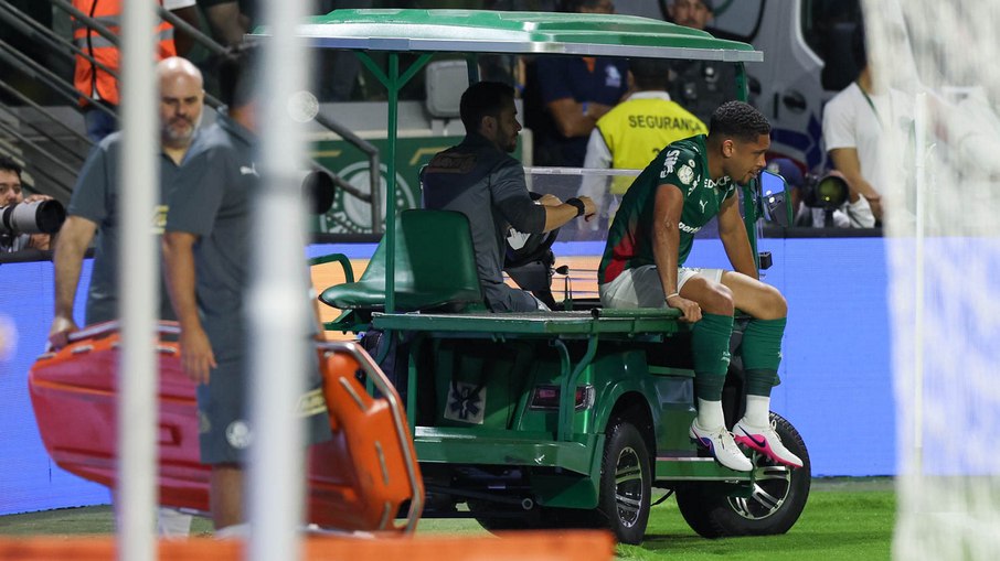 Palmeiras encaminha vaga, mas Vitor Roque volta a se lesionar