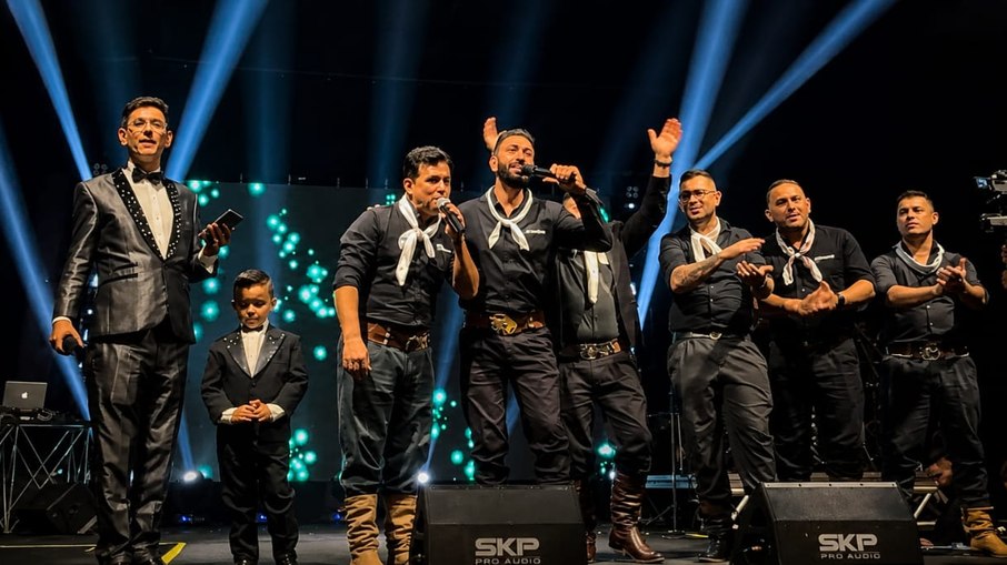 Val Couto e Kaddu Smith reúnem famosos em festa no Paraná Val Couto e Kaddu Smith reúnem famosos em festa no Paraná