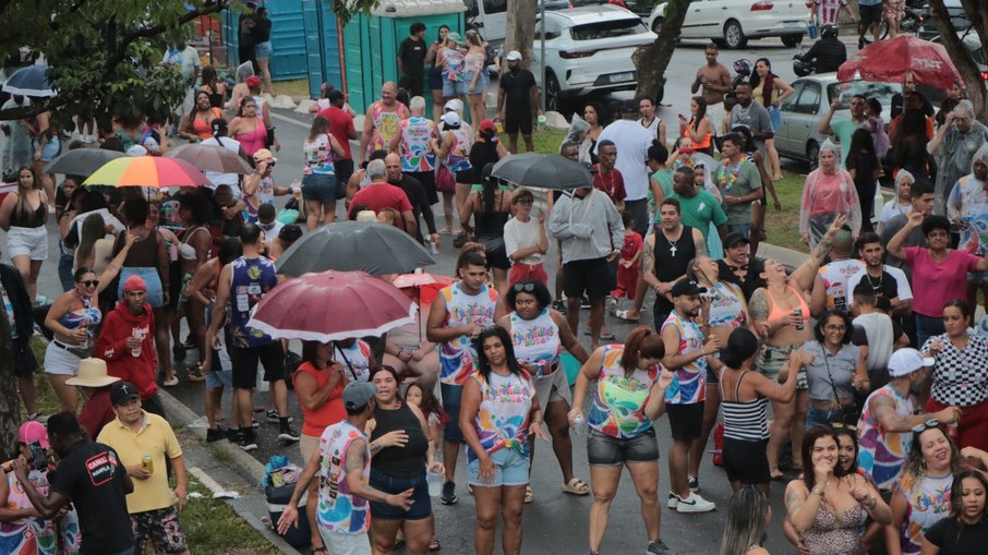 É recomendado que os foliões estejam preparados e levem guarda-chuva para a folia É recomendado que os foliões estejam preparados e levem guarda-chuva para a folia