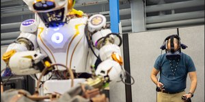 NASA testa robôs para trabalhar ao lado de astronautas