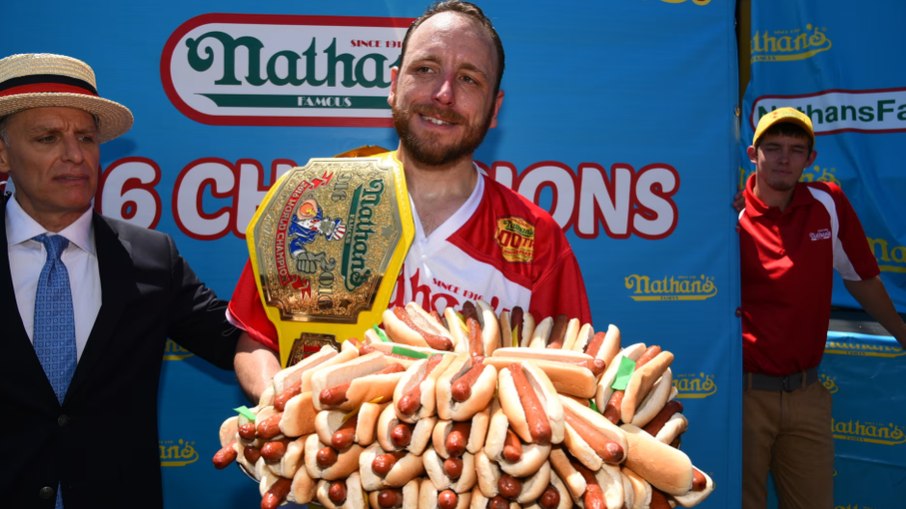 Joey Chestnut comeu 70 cachorros-quentes em 10 minutos Joey Chestnut comeu 70 cachorros-quentes em 10 minutos