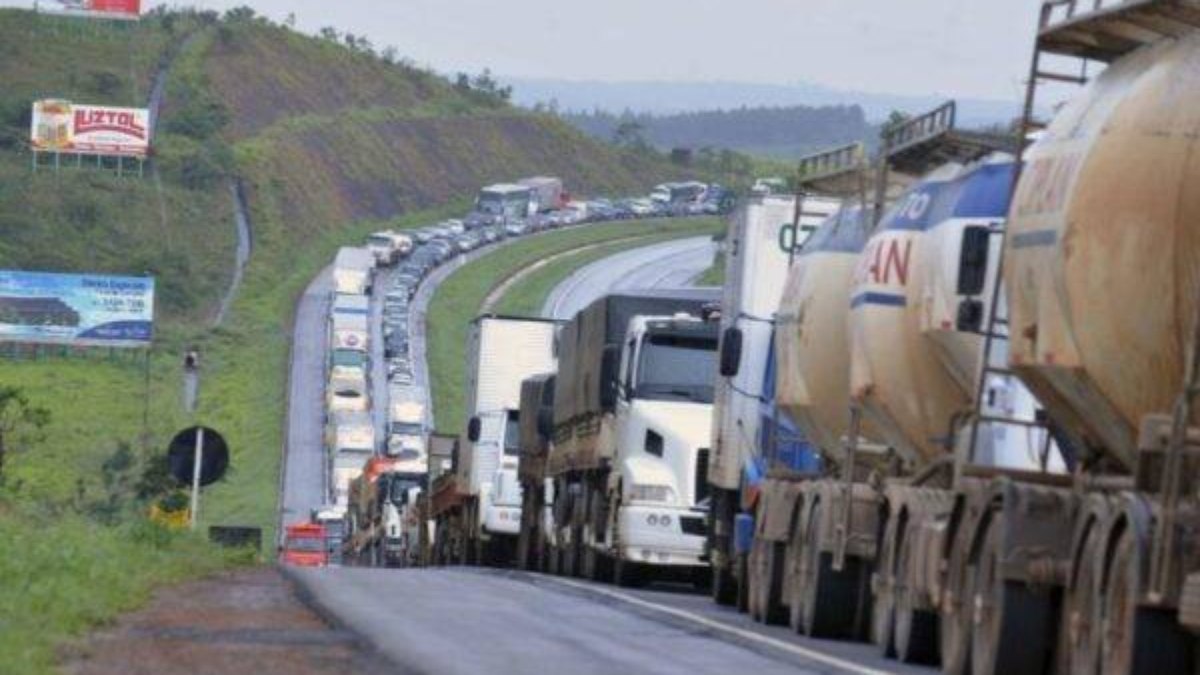 Caminhoneiros afirmam que R$ 1 mil do auxílio-diesel não é suficiente Caminhoneiros afirmam que R$ 1 mil do auxílio-diesel não é suficiente