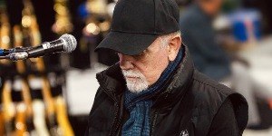 Billy Joel adia turnê após cair durante show