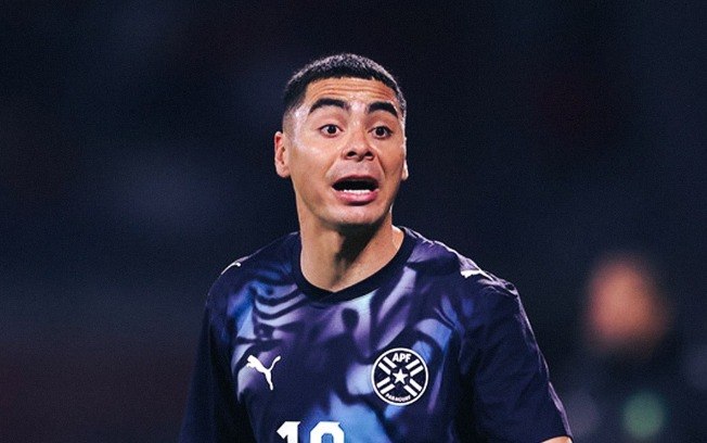 Almirón foi expulso no duelo entre Turquia e Paraguai por tapar a boca ao falar com um adversário Almirón foi expulso no duelo entre Turquia e Paraguai por tapar a boca ao falar com um adversário