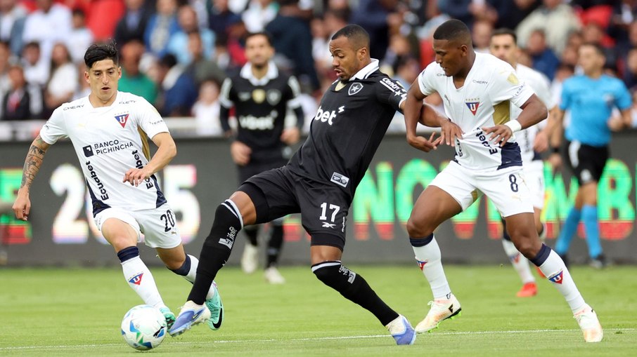 Com erro de arbitragem, Botafogo é eliminado pela LDU