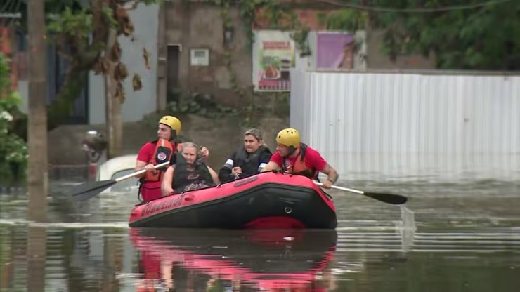 Famílias são resgatadas em botes após 59 mm de chuva em 1 hora