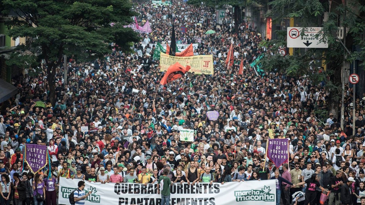 Marcha da Maconha reuniu milhares de ativistas em São Paulo e Belo Horizonte neste sábado (26)