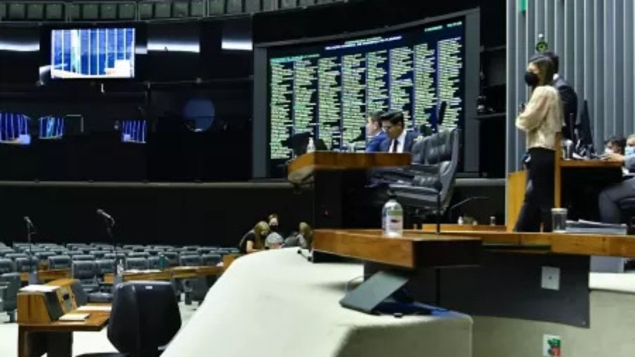 Pleánário da Câmara dos Deputados durante sessão de deliberação da LDO 2024