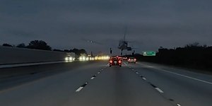 VÍDEO: avião cai sobre carro em tentativa de pouso em avenida