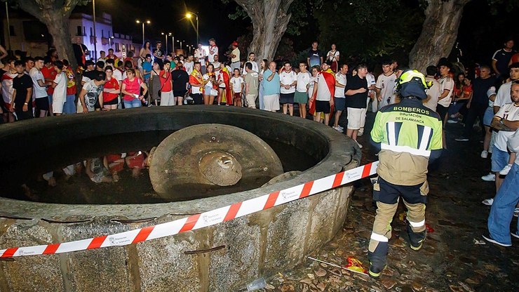 Adolescente morre após fonte desabar em festa na Espanha