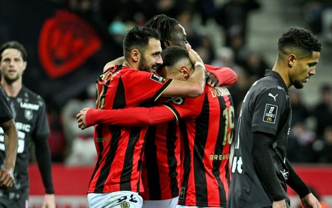 Jogadores do Nice comemoram o gol de Gaetan Laborde na vitória sobre o Rennes pela Ligue 1 em Nice (sul da França), em 3 de janeiro de 2025