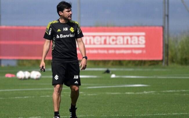 Alexander Medina começa a montar o Internacional para encarar o Grêmio