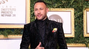 Neymar usa relógio de luxo em leilão; veja valor do item