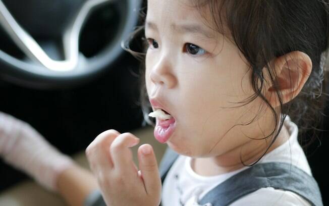 Engasgo pode acontecer pela ingestão de alimentos mal mastigados ou pequenos objetos - mais comum em crianças