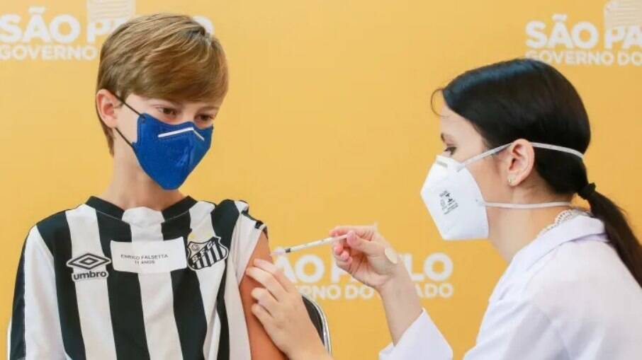 Criança recebendo imunizante contra a Covid-19