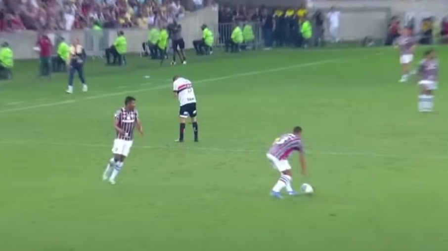 Thiago Silva coloca a mão na bola no início do primeiro gol do Fluminense contra o São Paulo