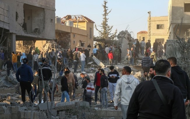 Socorristas no local de um ataque aéreo israelense, em Baalbek