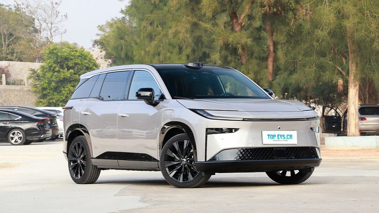 Toyota%20bate%20de%20frente%20com%20BYD%20com%20sucesso%20de%20SUV%20el%C3%A9trico