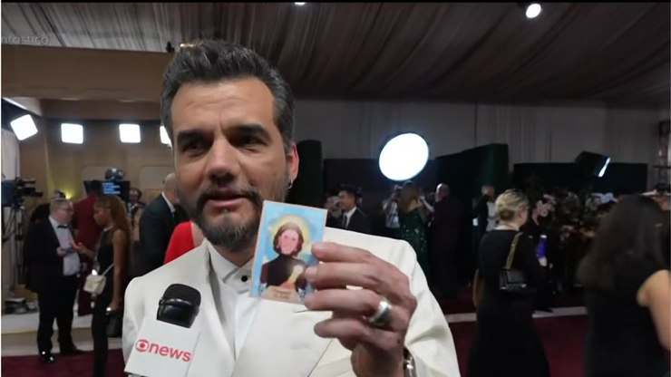 Wagner Moura leva “santinho” de Fernanda Torres ao Globo de Ouro