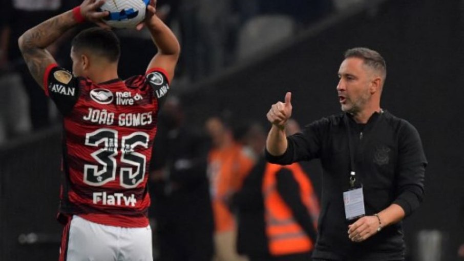 Vítor Pereira já tem ciência do interesse do Flamengo e não se opõe a negociação