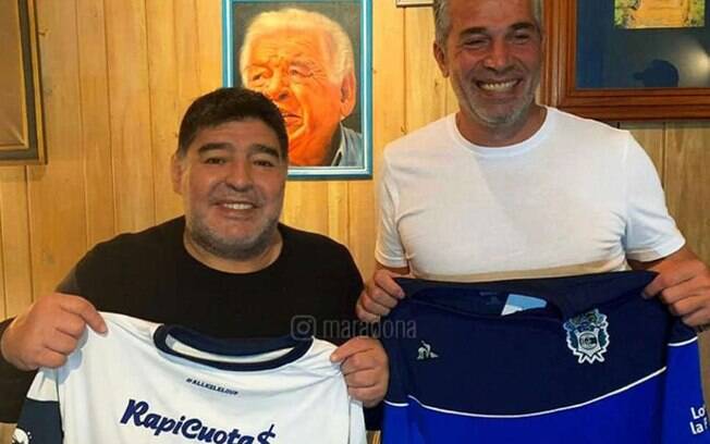 Maradona foi apresentado como técnico do Gimnasia La Plata