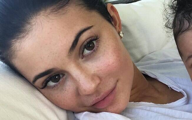 Kylie Jenner faz parte da lista de famosas que apareceram sem maquiagem para curtir um dia de descanso com a filha
