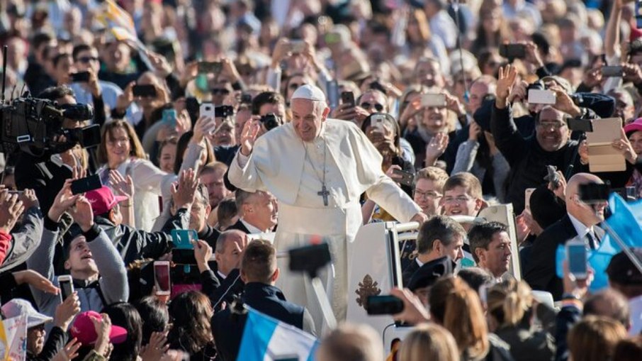 Papa Francisco em audiência pública papal com fiéis Papa Francisco em audiência pública papal com fiéis
