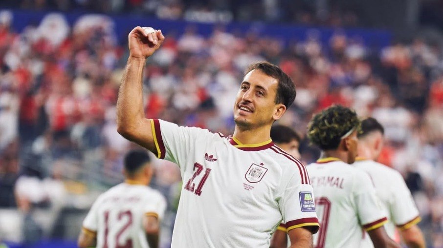Oyarzabal comemora gol que abriu o placar contra França