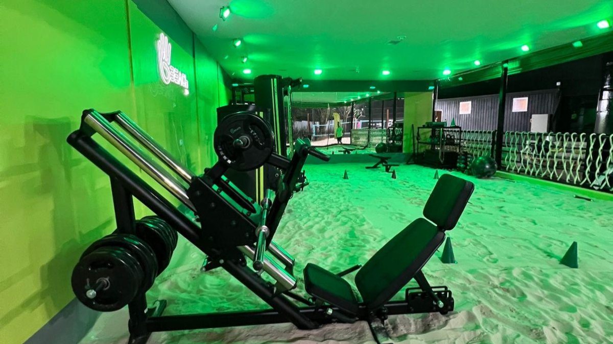 Academia com chão de areia promete treino mais eficaz e seguro Academia com chão de areia promete treino mais eficaz e seguro