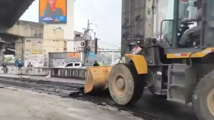 Equipes da Comlurb trabalharam na limpeza para liberar o local Equipes da Comlurb trabalharam na limpeza para liberar o local