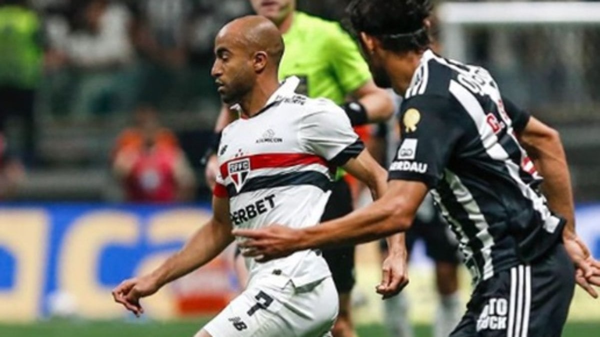 Atlético-MG x São Paulo - Lucas carrega a bola e tenta furar a defesa adversária