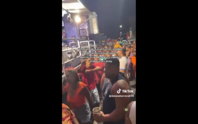 Vídeo de Júnior Santos lutando boxe em cima de trio elétrico viraliza