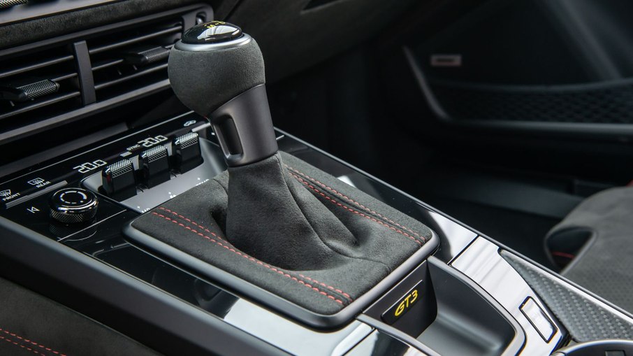 Câmbio manual GT de 6 marchas com acabamento em Alcantara e costuras vermelhas Câmbio manual GT de 6 marchas com acabamento em Alcantara e costuras vermelhas