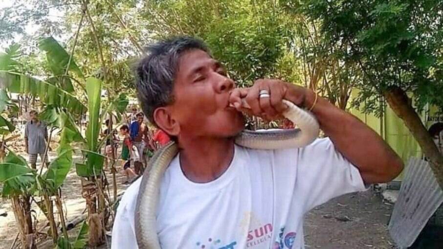 Homem morre após tomar picada da cobra na língua; ele se dizia imune às serpentes e era conhecido como 