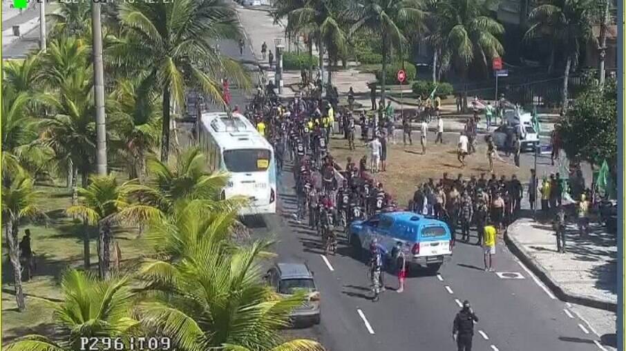 Grupo pró-Bolsonaro faz manifestação e causa aglomeração no Rio de Janeiro