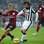Pirlo e Honda disputam a bola no clássico entre Juventus e Milan. Foto: Getty Images