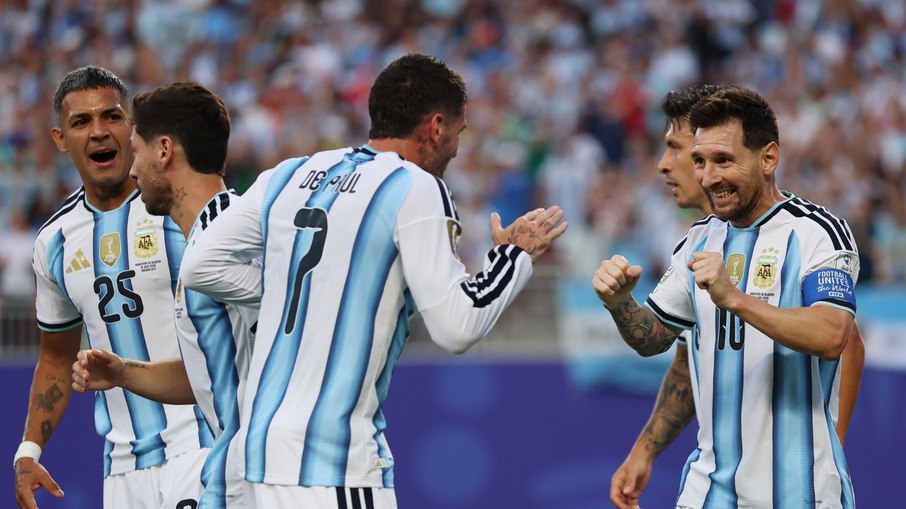 Messi faz história, dá show e Argentina vence Argélia na estreia Messi faz história, dá show e Argentina vence Argélia na estreia