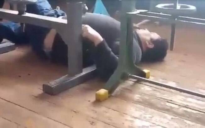 Professor caiu após tentar dar aula bêbado