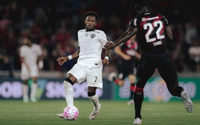 Bernard leva o Galo ao ataque e recebe a marcação do lateral-direito Gilberto