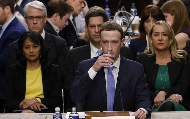O tremor de Mark Zuckerberg tomando água virou um dos memes de 2018