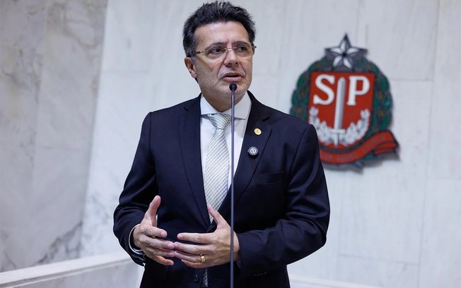 Bala atingiu de raspão o pé do apresentador Fred Bruno Bala atingiu de raspão o pé do apresentador Fred Bruno