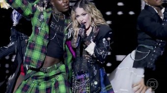 Simulações, beijo em mulher e peitos: as polêmicas do show de Madonna