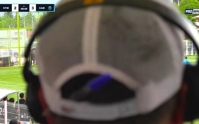 Locutor deu um tapa em um colega de imprensa por atrapalhar a transmissão de um jogo Locutor deu um tapa em um colega de imprensa por atrapalhar a transmissão de um jogo