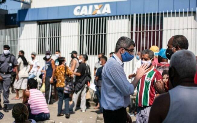 Fila na porta da agência da Caixa em Rocha Miranda: trabalhadores em busca do auxílio de R$ 600